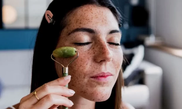 استفاده از خمیر دندان برای پاکسازی لکهای پوستی