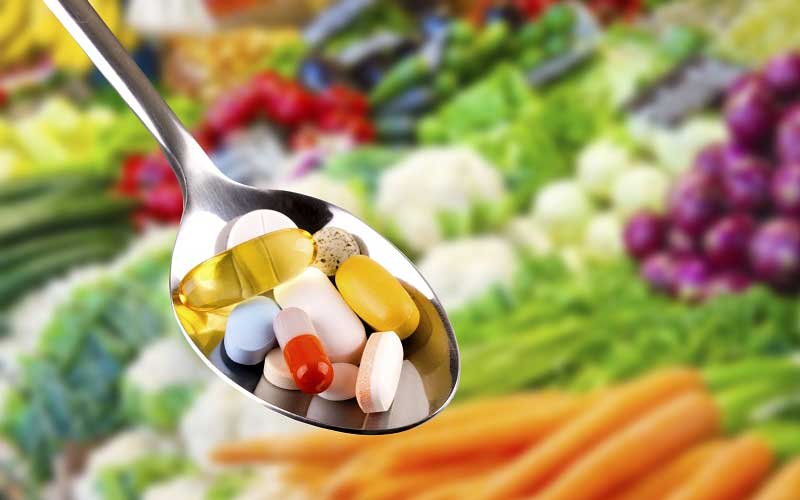 کمبود کدام ویتامین باعث یبوست می‌شود؟ منابع و راهکارهای درمانی