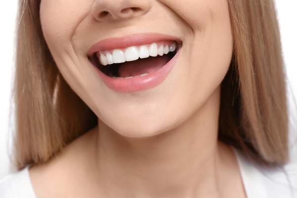 کانتورینگ دندان: راهی برای داشتن لبخندی ایده‌آل یا تصمیمی پرمخاطره؟