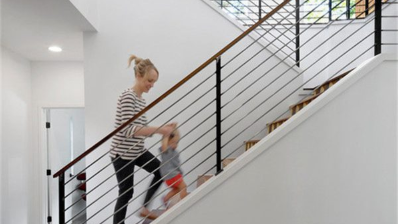 مقایسه هندریل شیشه ای با هندریل فلزی و چوبی