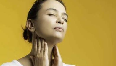 چرا احساس میکنیم چیزی در گلو گیر کرده است چرا احساس میکنیم چیزی در گلو گیر کرده است