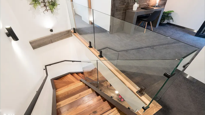 مقایسه هندریل شیشه ای با هندریل فلزی و چوبی