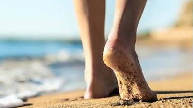  پیاده‌روی با پای برهنه؛ راهی طبیعی برای تقویت بدن و آرامش ذهن