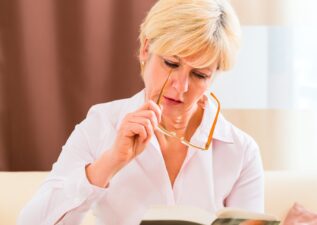 راه‌های مؤثر درمان پیرچشمی؛ بازگشت دوباره وضوح دید از نزدیک