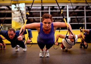 تی آر ایکس؛ بررسی فواید و نکات منفی ورزش تعلیقی