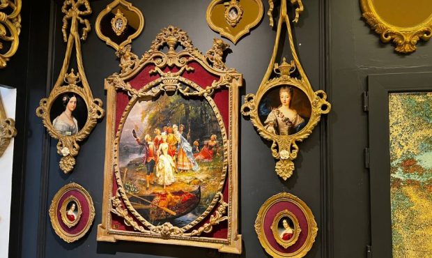 تابلو کلاسیک و تابلو مخمل با قاب طلایی؛ چرا این سبک ها دوباره به ترند اصلی دکوراسیون تبدیل شده اند؟ تابلو کلاسیک و تابلو مخمل با قاب طلایی؛ چرا این سبک ها دوباره به ترند اصلی دکوراسیون تبدیل شده اند؟