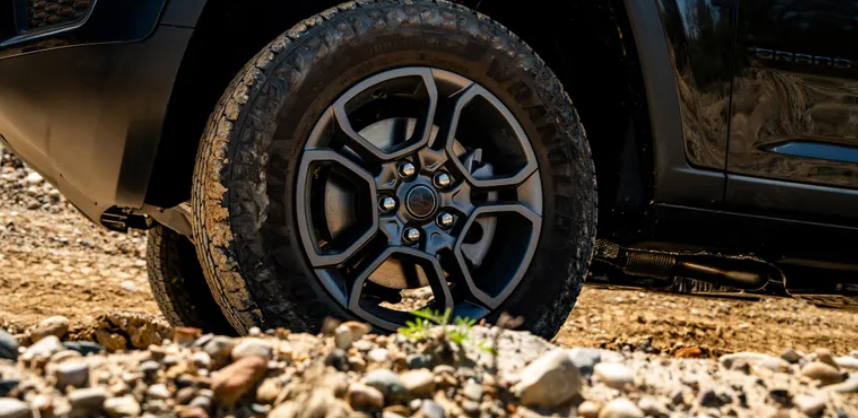 بازگشت قدرتمندانه جیپ گرند چروکی Trailhawk و Overland مدل ۲۰۲۷ با موتور جدید هوریکین ۴