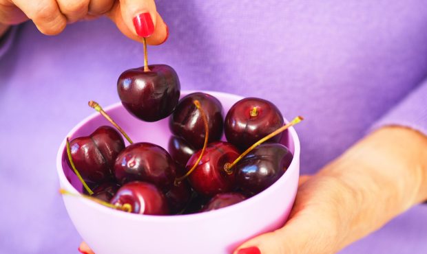 یک هفته هر روز گیلاس خوردم؛ تجربه یک متخصص تغذیه از تغییرات شگفت‌انگیز بدن